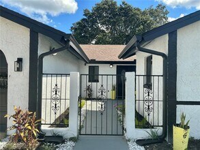 1052 Manchester Cir in Winter Park, FL - Building Photo - Building Photo
