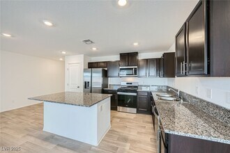 6005 Swift Lariat St in Las Vegas, NV - Building Photo - Building Photo