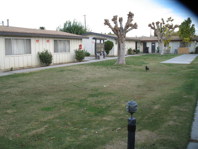 L Street Manor in Bakersfield, CA - Building Photo - Building Photo