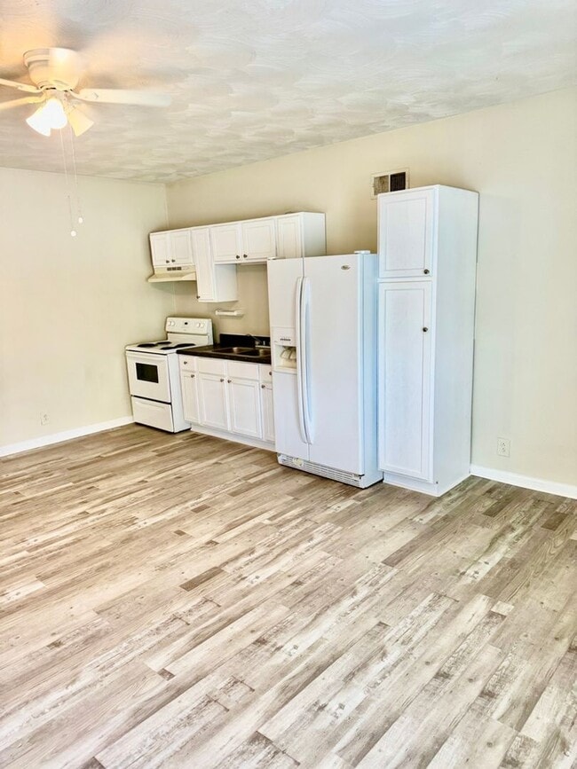 Apartment Living in Quiet Area within Manchester in Manchester, TN - Foto de edificio - Building Photo