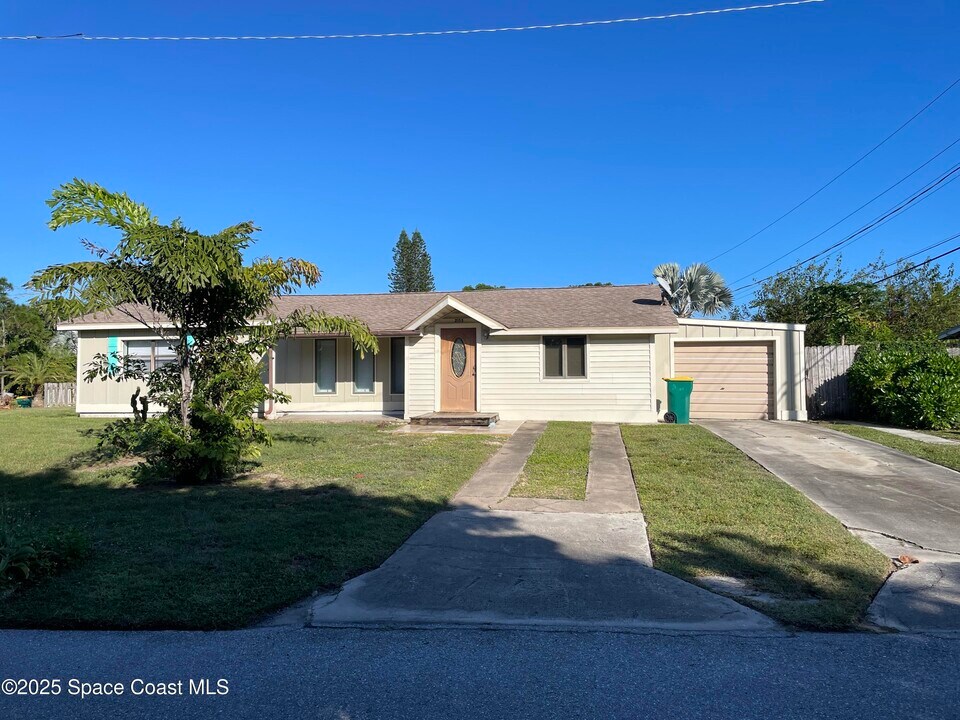 2155 Palm Ave in Indialantic, FL - Building Photo