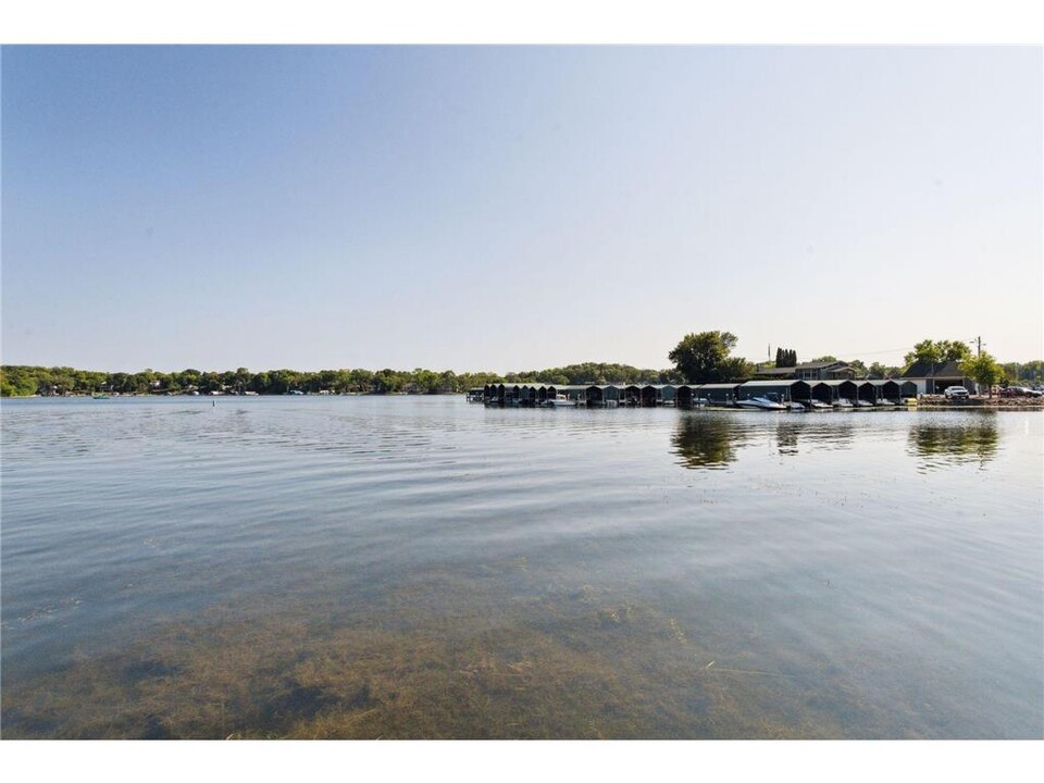 21845 Byron Cir in Excelsior, MN - Building Photo
