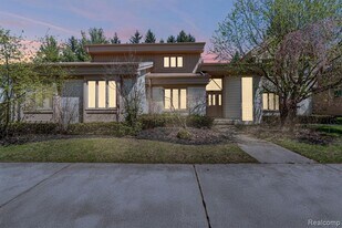 6739 Arlington Dr in West Bloomfield, MI - Building Photo