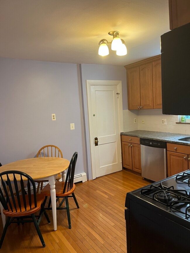 201 Trapelo Rd, Unit 2BR 2BA in Cushing Sq, Belmont, MA
