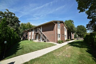 Charlotte Square | Courtyard & Open Breezeways in Kansas City, MO - Building Photo