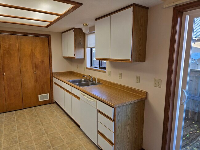 935 Center Ave, Unit Spacious Duplex in Payette, ID - Building Photo - Building Photo