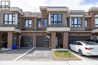95 Caspian Sq in Bowmanville, ON - Building Photo - Building Photo