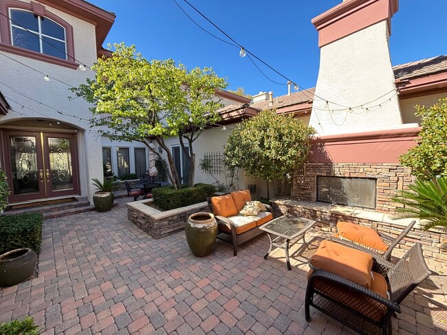 9305 Fontainbleu Dr in Las Vegas, NV - Building Photo - Building Photo