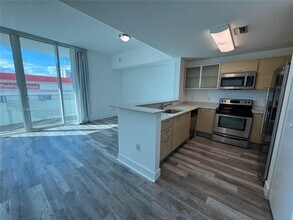 350 NE 24th St, Unit 514 in Miami, FL - Foto de edificio - Building Photo