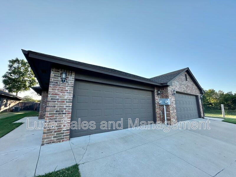 304 Chalk Hill Ct in Edmond, OK - Building Photo