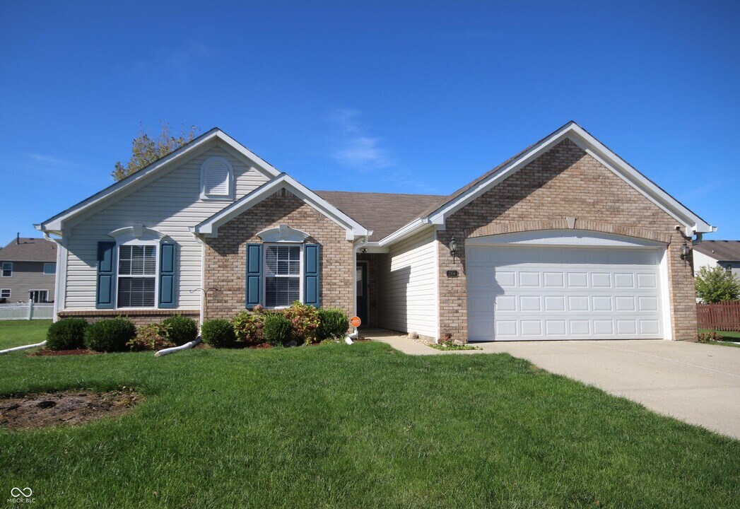 2306 McGregor Dr in Avon, IN - Building Photo