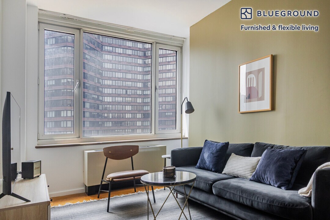 635 W 42nd St in New York, NY - Building Photo