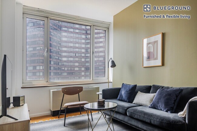 635 W 42nd St