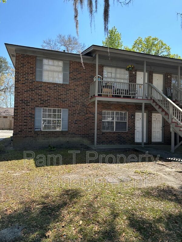 property at 3 Oak Forest Ln