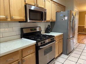 24 Oak Knoll Dr in Matawan, NJ - Building Photo - Building Photo