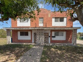 704 N Washington St in Beeville, TX - Building Photo