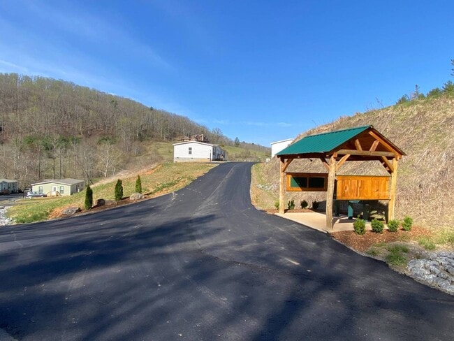 97 Enterprise Dr in Fairview, NC - Building Photo - Building Photo
