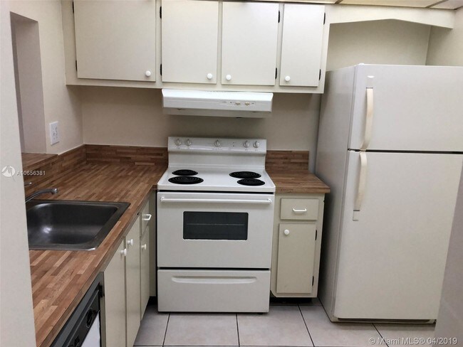 11295 SW 88th St-Unit -M210 in Miami, FL - Foto de edificio - Building Photo