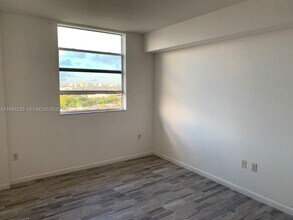 1 Glen Royal Pkwy in Miami, FL - Building Photo - Building Photo