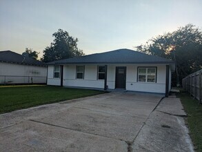 1230 Ranier in Beaumont, TX - Building Photo - Building Photo