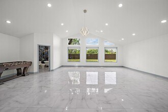 1068 Chimney Rock Rd in Houston, TX - Building Photo - Building Photo