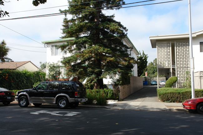 715 N Claremont St in San Mateo, CA - Foto de edificio - Building Photo