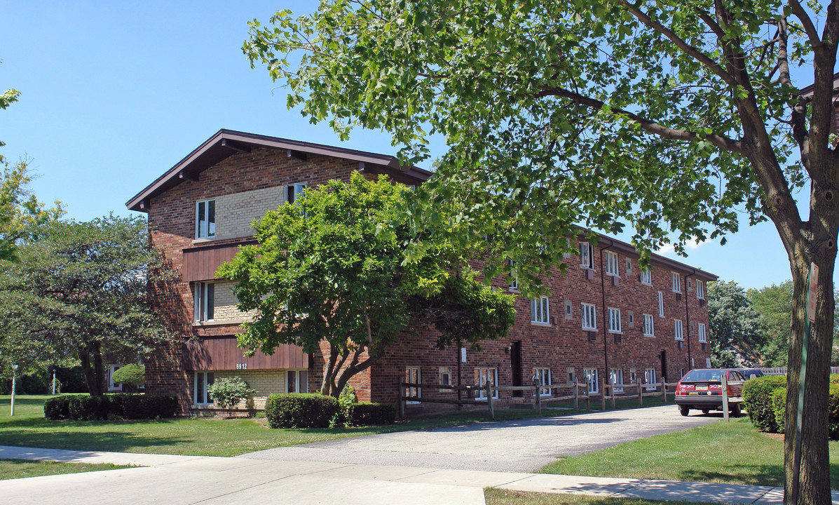 Wendwood Apartments in La Grange, IL - Building Photo