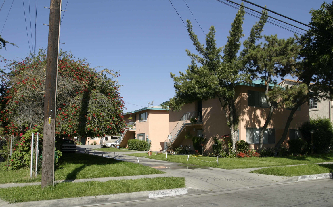 13933 Arthur Ave in Paramount, CA - Foto de edificio