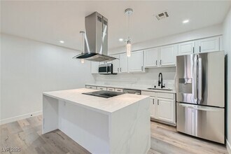 4330 Sandy River Dr, Unit 86 in Las Vegas, NV - Building Photo - Building Photo