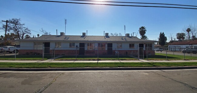 4690 E Huntington Ave in Fresno, CA - Building Photo - Building Photo