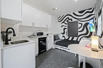 534 NW 50th St in Miami, FL - Foto de edificio - Building Photo