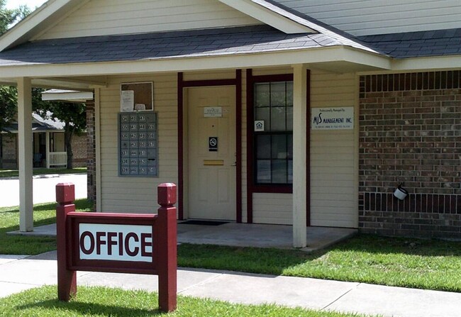 101 Seniors Ave in Carthage, TX - Foto de edificio - Building Photo