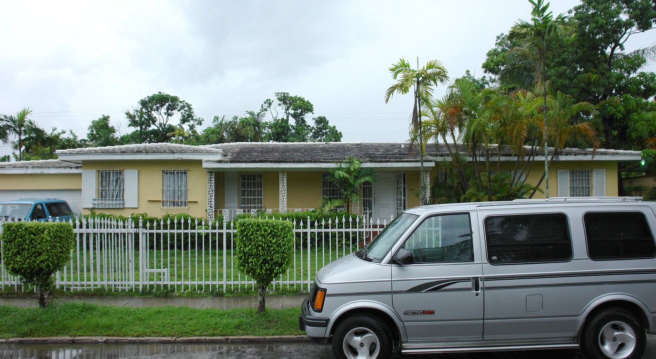 1945 SW 9th St in Miami, FL - Building Photo