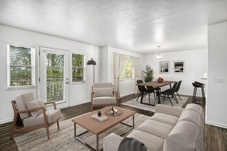 Gull Prairie/Gull Run Apartments and Townhomes in Kalamazoo, MI - Building Photo - Building Photo