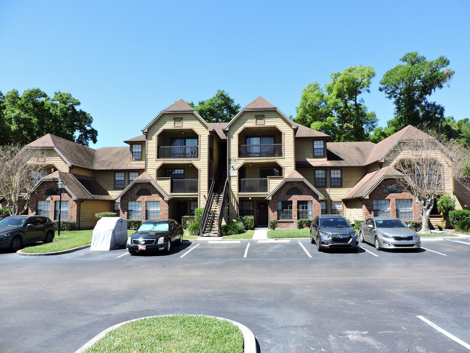 415 LAKEPOINTE Dr in Altamonte Springs, FL - Building Photo
