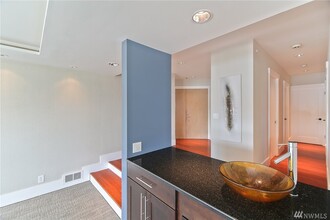 1740 Aurora Ave N, Unit 201 in Seattle, WA - Building Photo - Building Photo
