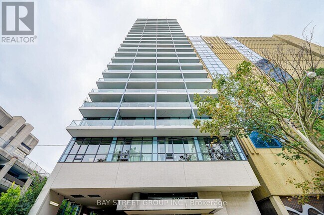 210 Simcoe St in Toronto, ON - Building Photo - Building Photo