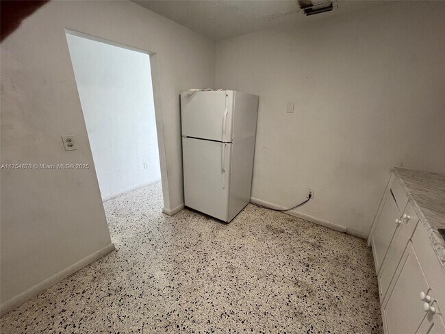 887 W 29th St in Hialeah, FL - Building Photo - Building Photo