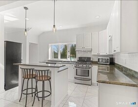 709 Tunxis Hill Rd in Fairfield, CT - Building Photo - Building Photo