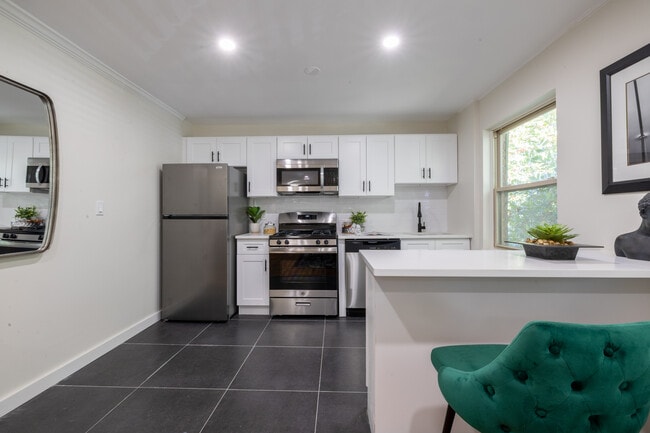 Lakeview Apartments in Leonia, NJ - Foto de edificio - Interior Photo