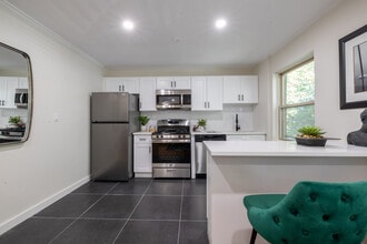 Lakeview Apartments in Leonia, NJ - Building Photo - Interior Photo