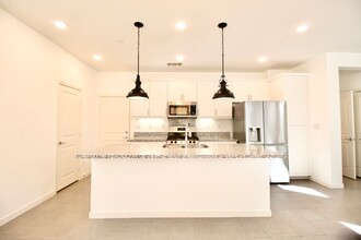 35807 Landon Ln in Murrieta, CA - Foto de edificio - Building Photo