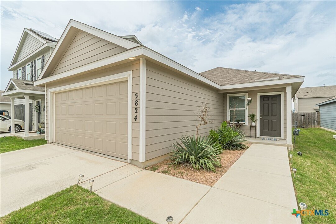 5824 San Geronimo in Seguin, TX - Building Photo