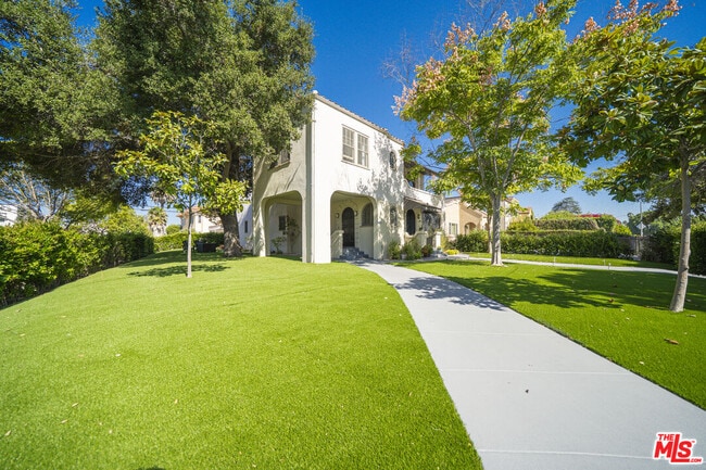 1083 S Rimpau Blvd in Los Angeles, CA - Building Photo - Building Photo