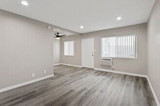 The Pines in Anaheim in Anaheim, CA - Foto de edificio - Building Photo