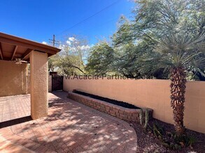 745 W Sunlight Ln in Tucson, AZ - Building Photo - Building Photo