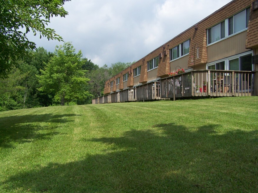 Redwood Chardon Apartments Chardon, OH Apartments For Rent