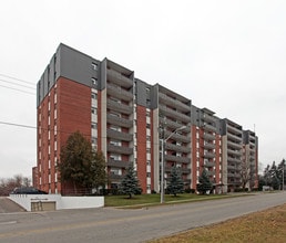 Tower On The Green in Oshawa, ON - Building Photo - Building Photo