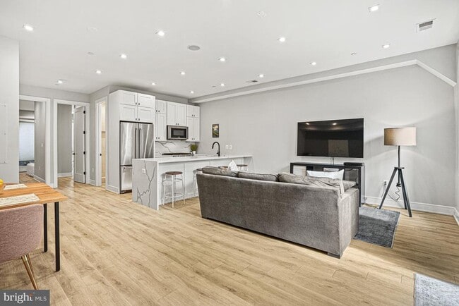 property at 725 Euclid St NW