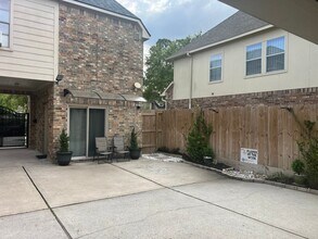 14014 Summer Ash Ln, Unit Unit B in Houston, TX - Foto de edificio - Building Photo